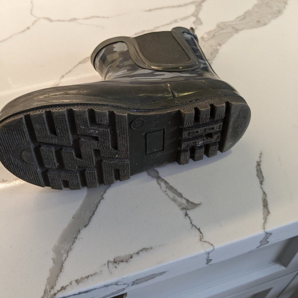 Boys size 11 camo rain boots